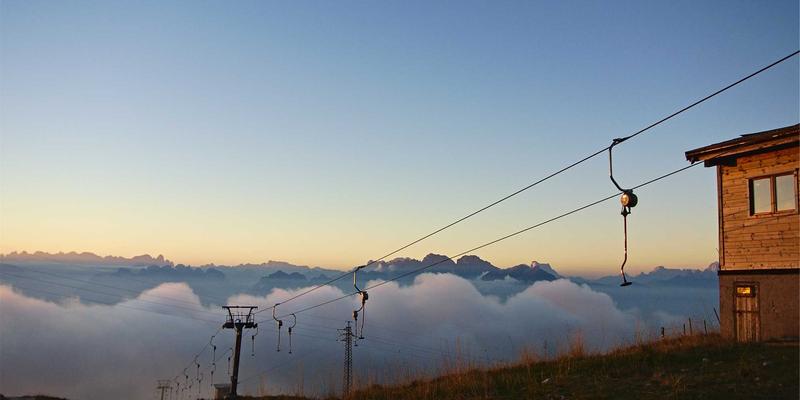 金融理财100：掌握市场分析、投资资讯与财富管理的核心法则